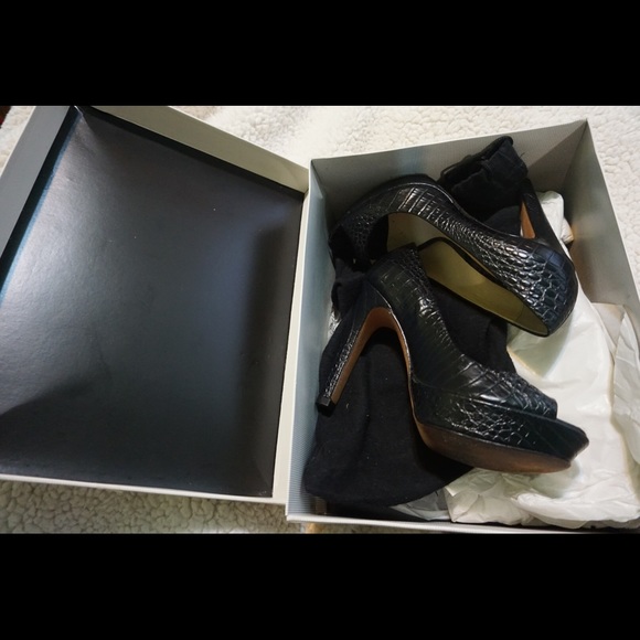 Alexandre Birman Sz 35 Python Peep toe heels w/box - Picture 6 of 7